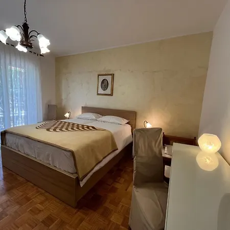 Geraeumige Lory Mit Meerblick By Interhome Apartament