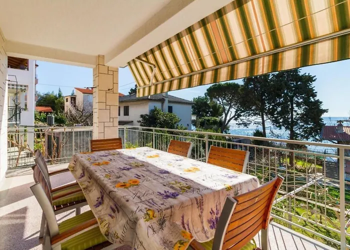 Geraeumige Lory Mit Meerblick By Interhome Pula