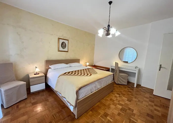Geraeumige Lory Mit Meerblick By Interhome Apartament Pula