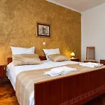 Geraeumige Lory Mit Meerblick By Interhome Pula