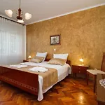 Geraeumige Lory Mit Meerblick By Interhome Pula