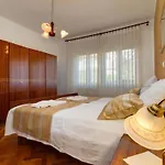 Apartmán Geraeumige Lory Mit Meerblick By Interhome Pula