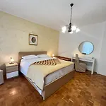 Geraeumige Lory Mit Meerblick By Interhome Apartmán Pula