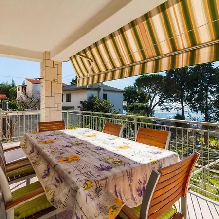 Geraeumige Lory Mit Meerblick By Interhome بولا