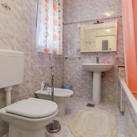 Geraeumige Lory Mit Meerblick By Interhome Apartamento *