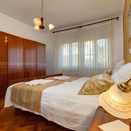 Apartamento Geraeumige Lory Mit Meerblick By Interhome Pula