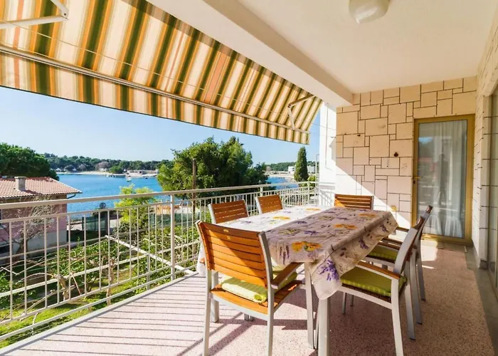 Geraeumige Lory Mit Meerblick By Interhome *