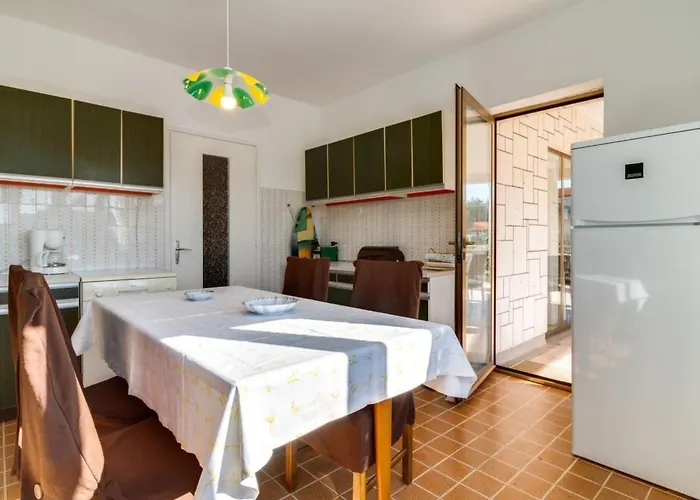 Apartment Geraeumige Lory Mit Meerblick By Interhome