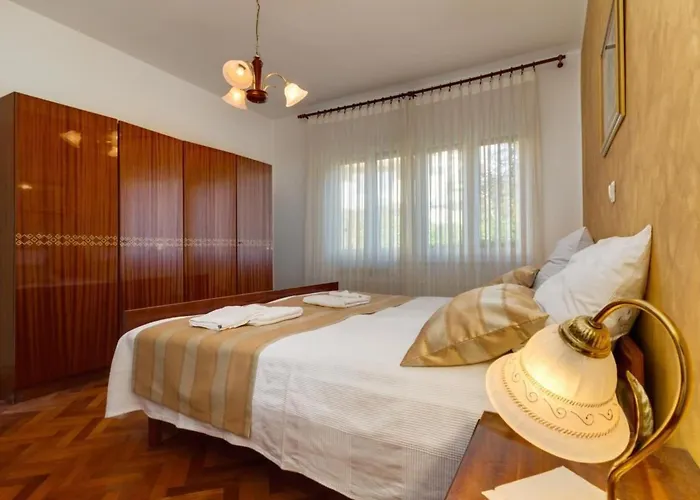 Apartment Geraeumige Lory Mit Meerblick By Interhome Pula