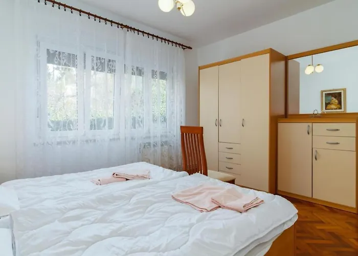 Geraeumige Lory Mit Meerblick By Interhome