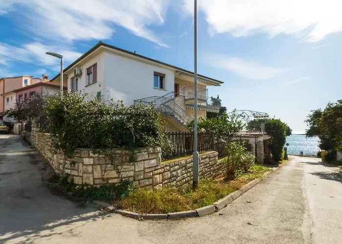 Geraeumige Lory Mit Meerblick By Interhome *