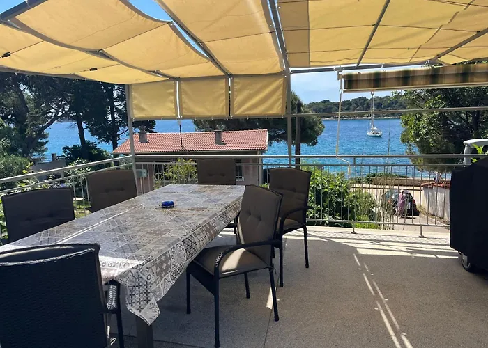 Geraeumige Lory Mit Meerblick By Interhome