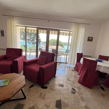 Geraeumige Lory Mit Meerblick By Interhome * Pula