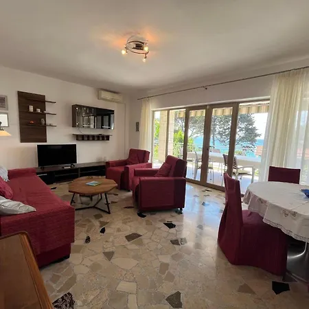 Geraeumige Lory Mit Meerblick By Interhome *