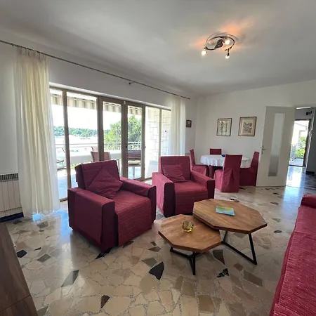 Geraeumige Lory Mit Meerblick By Interhome Apartamento *
