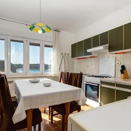 Daire Geraeumige Lory Mit Meerblick By Interhome