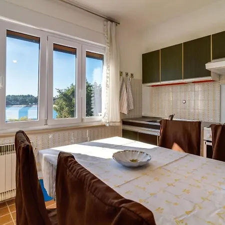 Geraeumige Lory Mit Meerblick By Interhome Daire *