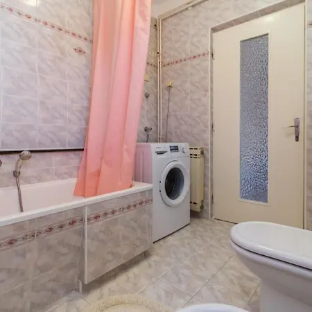 Geraeumige Lory Mit Meerblick By Interhome Daire