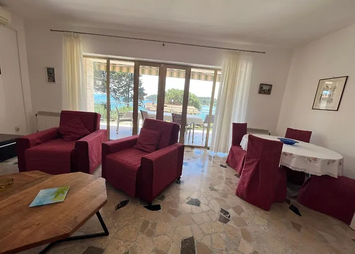 Geraeumige Lory Mit Meerblick By Interhome * Pula