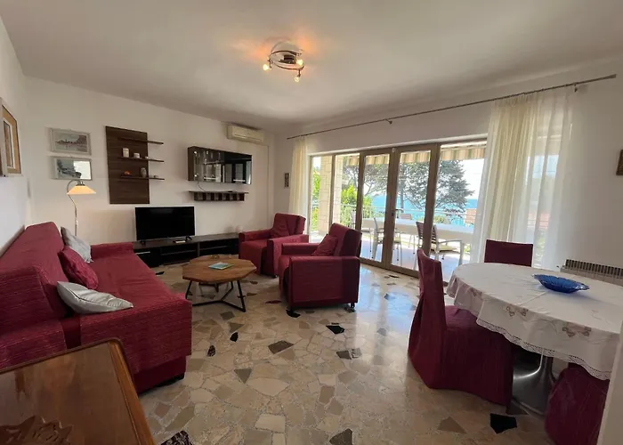 Geraeumige Lory Mit Meerblick By Interhome *