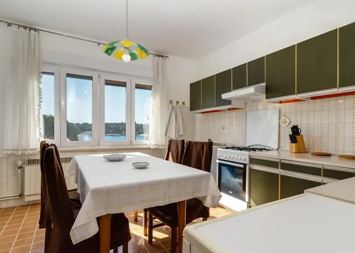 Apartamento Geraeumige Lory Mit Meerblick By Interhome