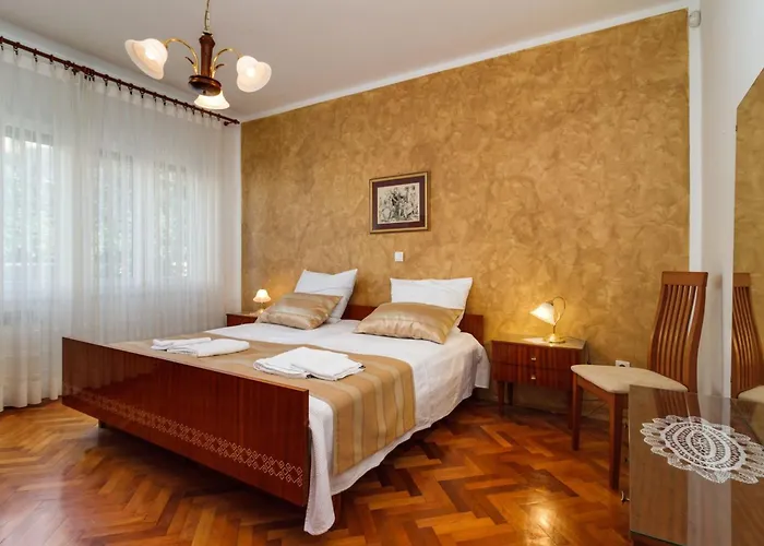 Geraeumige Lory Mit Meerblick By Interhome Pula